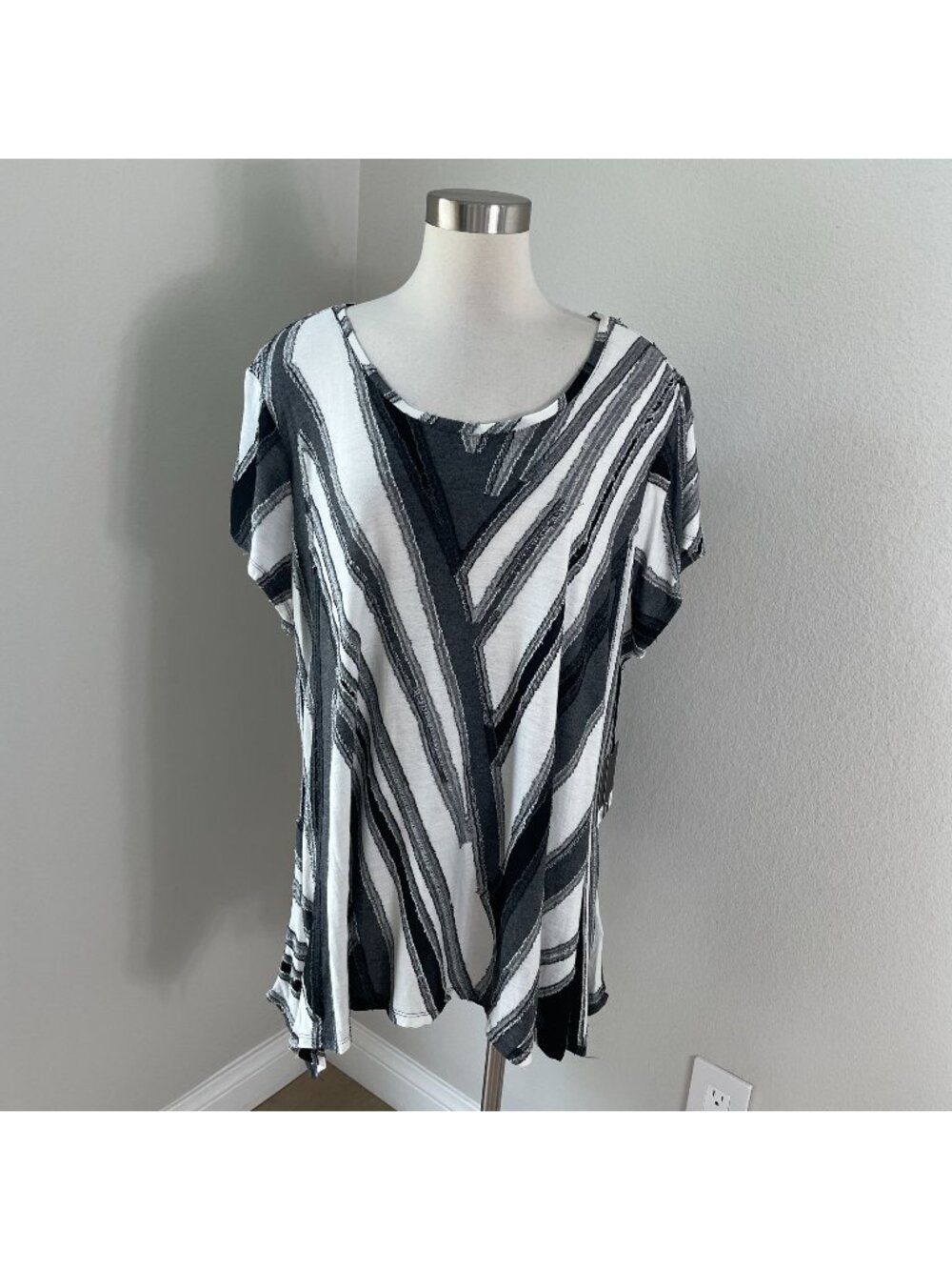 NEW Simply Vera Vera Wang Womens Plus 2X Black White Textured Tunic Top‎